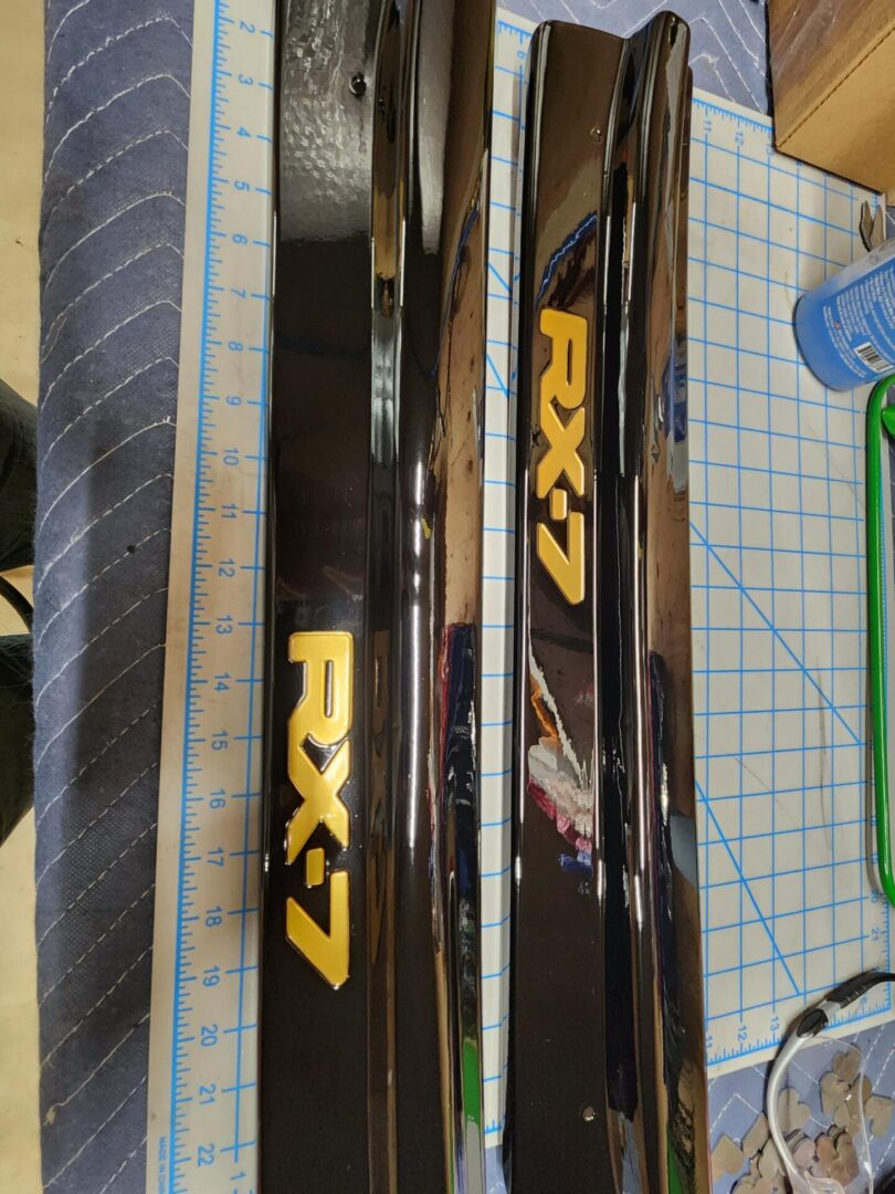 A pair of skis with the words rx 7 on them.